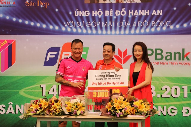 
Cựu thủ môn Dương Hồng Sơn ủng hộ con gái đạo diễn Đỗ Đức Thành 5 triệu đồng.

