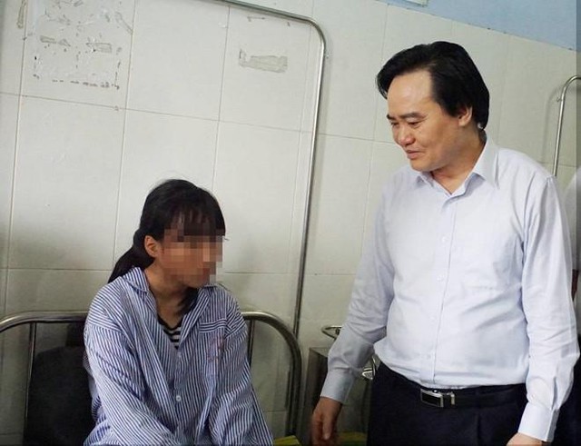 Bộ trưởng Phùng Xuân Nhạ thăm hỏi động viên nữ sinh bị đánh hội đồng ở Hưng Yên. Ảnh: Nguyễn Sương.