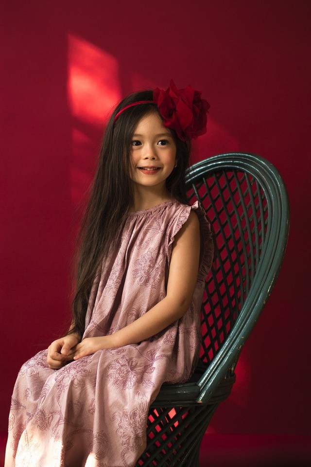 Hôm nay, 1/4, là sinh nhật tròn 5 tuổi của bé Sol, con gái Đoan Trang. Nữ ca sĩ đã quyết định thực hiện một bộ ảnh tặng con gái cưng do chính tay cô làm stylist và cậu ruột - đạo diễn Cao Trung Hiếu - bấm máy.