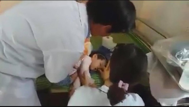 
Các y bác sĩ Trạm Y tế xã Nam Triều, Phú Xuyên, Hà Nội thay nhau thổi ngạt, ép tim cho bé gái 2 tuổi bị đuối nước. Ảnh cắt từ cip
