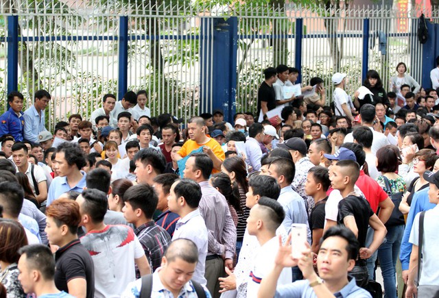 
Việc người dân đổ đi làm visa Hàn Quốc đông đúc từ tháng 3 do chính sách miễn chứng minh tài chính bắt đầu từ tháng 12/2018, áp dụng chính sách nới lỏng visa cho người Việt Nam ở 3 thành phố Hà Nội, Đà Nẵng, TP HCM.
