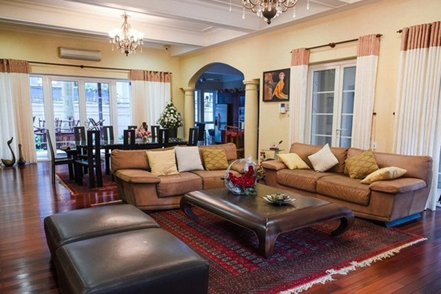 Phòng khách được bài trí trang nhã với sàn gỗ màu rượu nho, tạo cảm giác ấm cúng.