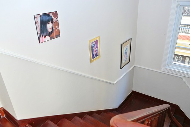 Lối đi cầu thang được treo nhiều khung ảnh của Hiền Mai và các thành viên khác trong gia đình.