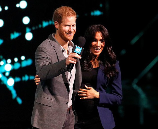 Vợ chồng Harry trên sân khấu WE DAY ở Wembley Arena, London, hôm 6/3. Ảnh: Reuters.