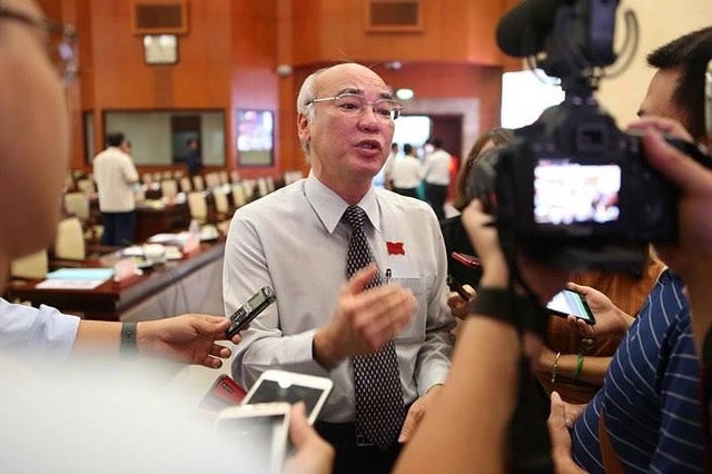 Ông Phan Nguyễn Như Khuê đang trao đổi với báo chí bên hàng lang kỳ họp HĐND TP.HCM 