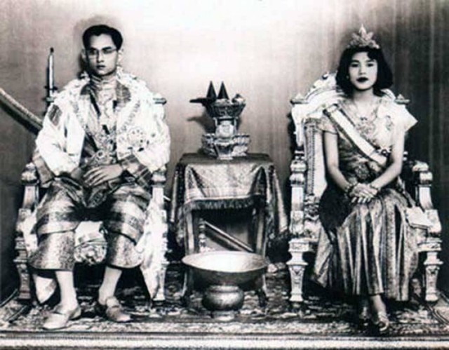 
Đám cưới mang đậm chất hoàng cung của hai vợ chồng Quốc vương Bhumibol.
