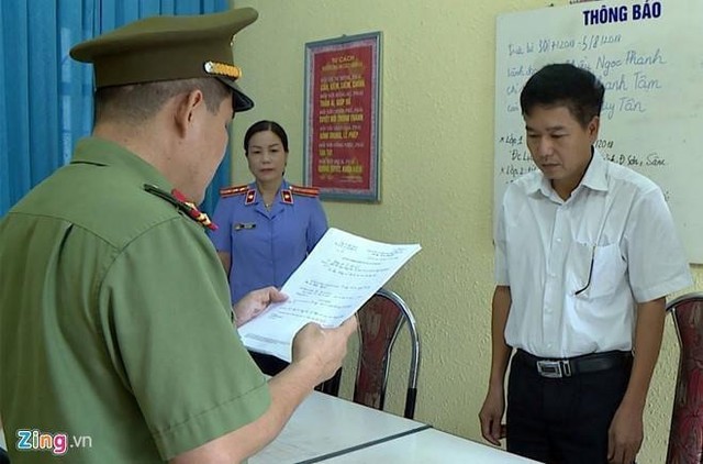 Cơ quan an ninh điều tra đọc lệnh khởi tố bị can Trần Xuân Yến, nguyên Phó giám đốc Sở GD&ĐT Sơn. Ảnh: Minh Hoàng.