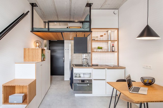 
2. Với những không gian nhỏ, việc bố trí phòng bếp luôn là điều khiến nhiều người đau đầu. Trong căn hộ studio này, căn bếp được tích hợp với kệ tường. Để phù hợp với diện tích, bếp được tối giản nhất có thể với nội thất đa năng thông minh. Trong đó, cặp màu gỗ - trắng được sử dụng đồng nhất với không gian tổng thể cũng khéo đem lại sự gọn gàng, sạch sẽ cho nơi này.
