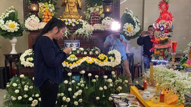 Hồng Vấn thắp nhang cho nghệ sĩ Anh Vũ tại chùa Ấn Quang.