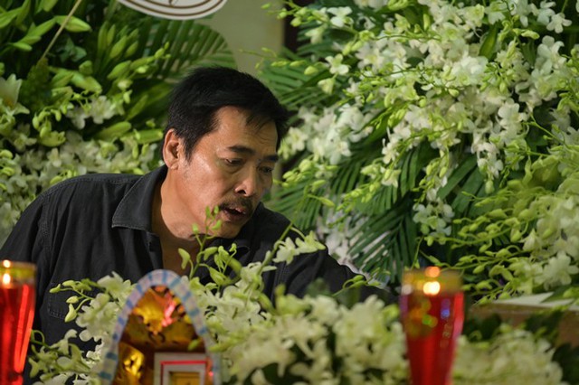 Nghệ sĩ Lê Quốc Nam lại gần linh cữu nói lời tiễn biệt.
