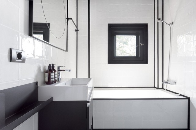 
Phòng tắm không quá rộng rãi nên được trang trí tối giản, sắc màu đen trắng là lựa chọn trong trường hợp này.
