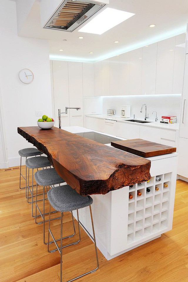 
6. Phòng bếp này sở hữu thiết kế thực sự thông minh và hiện đại. Hệ tủ ấn tượng và cách tận dụng bàn bar thông minh giúp căn bếp nhỏ trở nên rộng hơn diện tích thực. Cuối cùng mảng bàn bar bằng gỗ tấm mộc chính là điểm nhấn khiến phòng bếp trông đẹp hơn hẳn.
