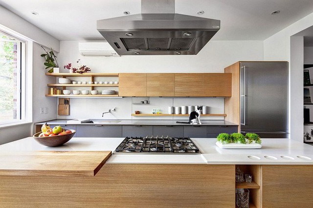 
9. Rất nhiều người còn muốn kết hợp thêm những món đồ gia dụng, nội thất bằng inox vào phòng bếp gỗ - trắng nhằm tạo nên một không gian nấu nướng trông sạch sẽ, có cá tính hơn.
