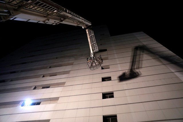 
L&iacute;nh cứu hỏa khống chế được ngọn lửa sau gần một giờ.
