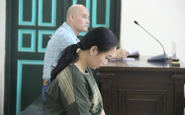 
Bị can Nguyễn Thị Vân và ông Nguyễn Văn Thiện tại tòa sáng ngày 10/4. Ảnh: Trí thức trẻ

