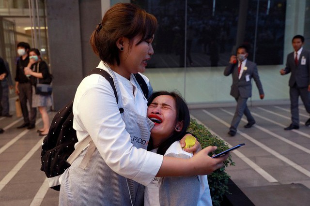 Một phụ nữ khóc sau khi được sơ tán ra khỏi tòa nhà. CentralWorld là tổ hợp gồm trung tâm thương mại, tháp văn phòng và khách sạn Centara Grand 57 tầng.