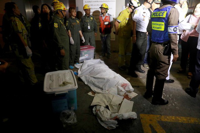 Nhân viên cứu hộ đứng xung quanh thi thể một nạn nhân. Thống đốc Bangkok Aswin Kwanmuang nói rằng ba người thiệt mạng, 7 người bị thương. Truyền thông địa phương đưa tin các nạn nhân thiệt mạng do nhảy từ tầng cao xuống.
