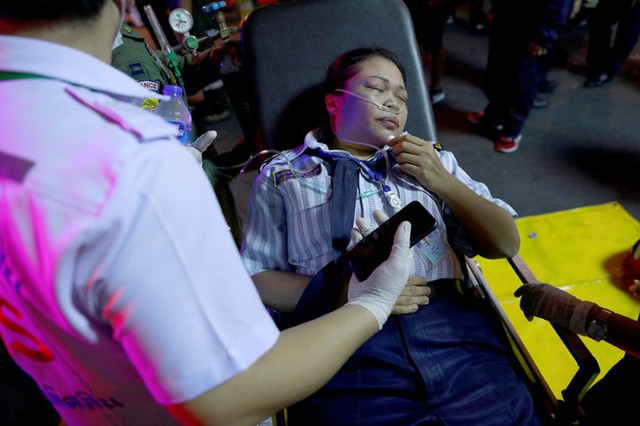 Một phụ nữ được cho h&iacute;t kh&iacute; oxy sau khi h&iacute;t phải kh&oacute;i. Hiện chưa r&otilde; nguy&ecirc;n nh&acirc;n vụ ch&aacute;y. Cảnh s&aacute;t Th&aacute;i Lan n&oacute;i rằng hỏa hoạn xuất ph&aacute;t từ b&atilde;i đỗ xe của tổ hợp trong khi c&ocirc;ng ty điều h&agrave;nh tổ hợp n&oacute;i rằng ngọn lửa bắt đầu từ ống th&ocirc;ng gi&oacute; tại tầng 8 của trung t&acirc;m thương mại.