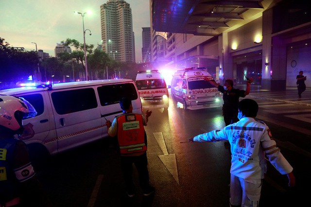 Một loạt xe cấp cứu được triển khai đến hiện trường.