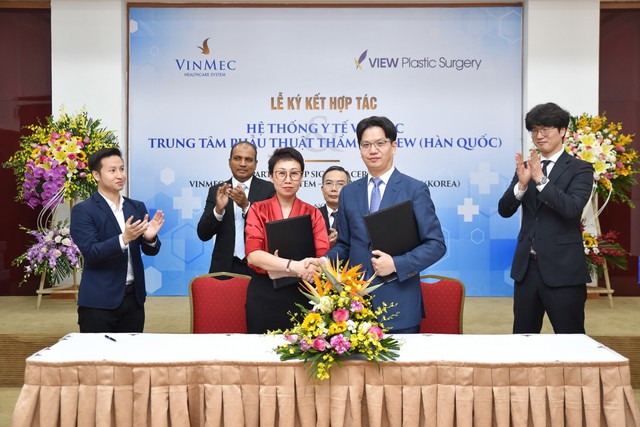 
Thỏa thuận hợp tác đã được Lãnh đạo Hệ thống y tế Vinmec và Bệnh viện Thẩm mỹ View (Hàn Quốc) ký kết, nhằm mang công nghệ phẫu thuật thẩm mỹ hàng đầu thế giới tới Việt Nam.
