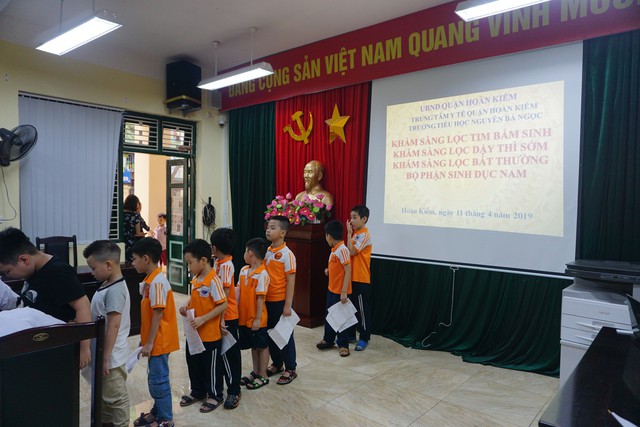 Hôm nay (11/4) Chương trình diễn ra tại Trường Tiểu học Nguyễn Bá Ngọc (Hoàn Kiếm). Hơn 400 học sinh từ lớp 1 đến lớp 3 của trường đã được khám sàng lọc tim bẩm sinh; dậy thì sớm và phát hiện bất thường bộ phận sinh dục nam