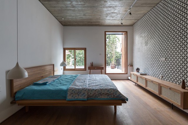 Cả 3 phòng ngủ đều tối giản, ưu tiên công năng và ánh sáng tự nhiên trên nền vật liệu mộc mạc.
