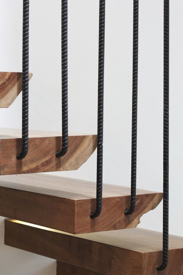Cầu thang gỗ treo lạ mắt. Đây cũng là giải pháp để ánh sáng và gió được lưu chuyển từ trên xuống dưới.