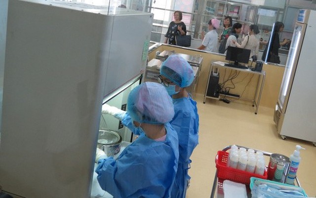 
Các nhân viên y tế đang xử lý sữa mẹ được hiến tặng
