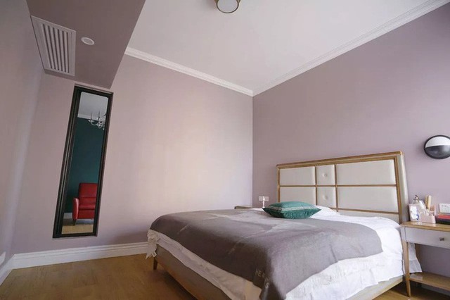
Phòng ngủ được Li Beika bố trí với khoảng diện tích khá nhỏ ngay cạnh phòng khách. Không gian nghỉ ngơi toát lên vẻ đẹp thanh tịnh, ấm áp, gần gũi với màu hồng tím nhạt.
