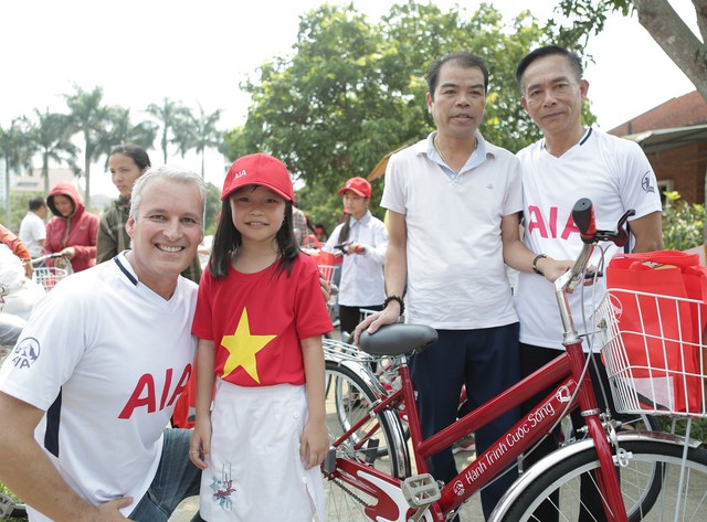 Lãnh đạo AIA Việt Nam và QBTTEVN trực tiếp trao tặng xe đạp cho các cháu.