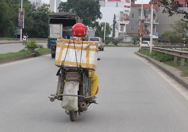 
 Vào lúc 3 giờ sáng mỗi ngày, chị Lợi đều chở cả tạ rau bí từ Vĩnh Phúc xuống Hà Nội.
