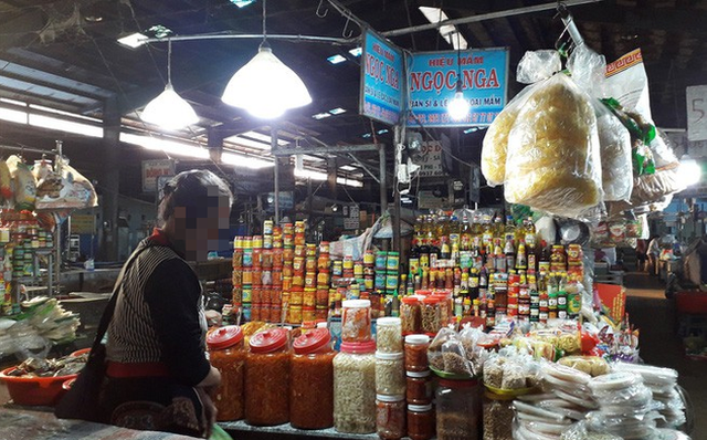 Sạp mắm nơi bà Nga bị Dũng dùng dao tấn công.
