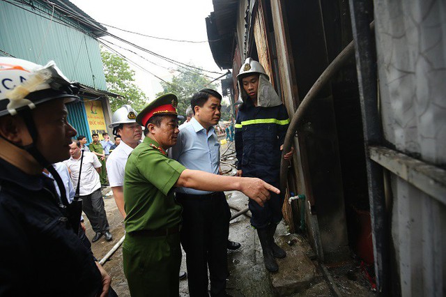 Chủ tịch UBND TP Nguyễn Đức Chung trực tiếp chỉ đạo chữa cháy và giải quyết hậu quả.