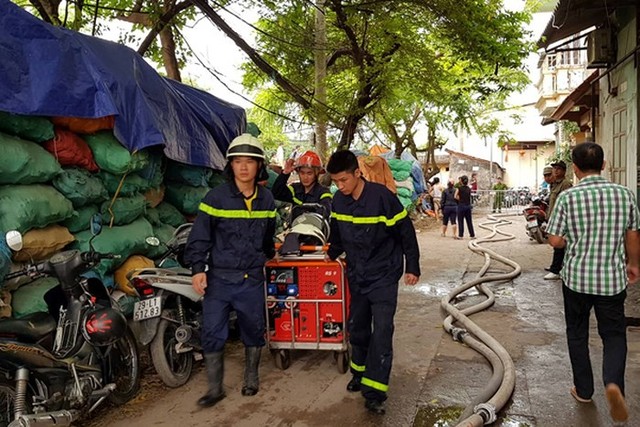 Cảnh sát PCCC và CNCH Hà Nội triển khai phương tiện dập tắt đám cháy và tìm kiếm & cứu hộ.