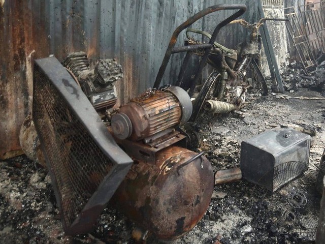 
Nhiều máy móc bị ngọn lửa thiêu rụi chỉ còn trơ lại khung sắt.
