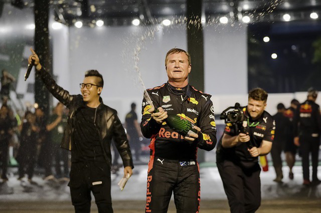 Tay đua huyền thoại David Coulthard c&ugrave;ng Đội đua Aston Martin Red Bull sẽ c&oacute; m&agrave;n tr&igrave;nh diễn hấp dẫn tại sự kiện.