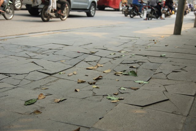 
Nhiều đoạn vỉa hè bong tróc đá thành hố tại đoạn gần trụ sở Công an TP Hà Nội cơ sở 2 (số 27 Trần Phú).
