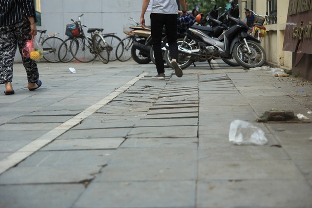 
Vỉa hè tại khu vực trước cổng Học viện Y dược cổ truyền Việt Nam (số 2 Trần Phú) xuống cấp trầm trọng, nhiều mảng đá vỡ vụn.
