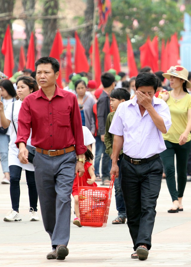 Rất nhiều người cho biết sợ cảnh chen chúc đông đúc nên hành hương, dâng lễ vật lên các Vua Hùng sớm.