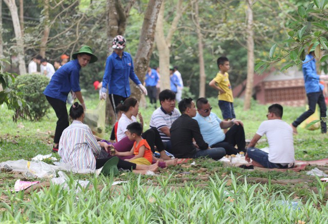 Người dân đã mang theo chiếu, mảnh nilon và đồ ăn khi hành hương. Nhiều sinh viên tình nguyện đã có mặt để thu dọn rác xung quanh đảm bảo môi trường luôn sạch sẽ.