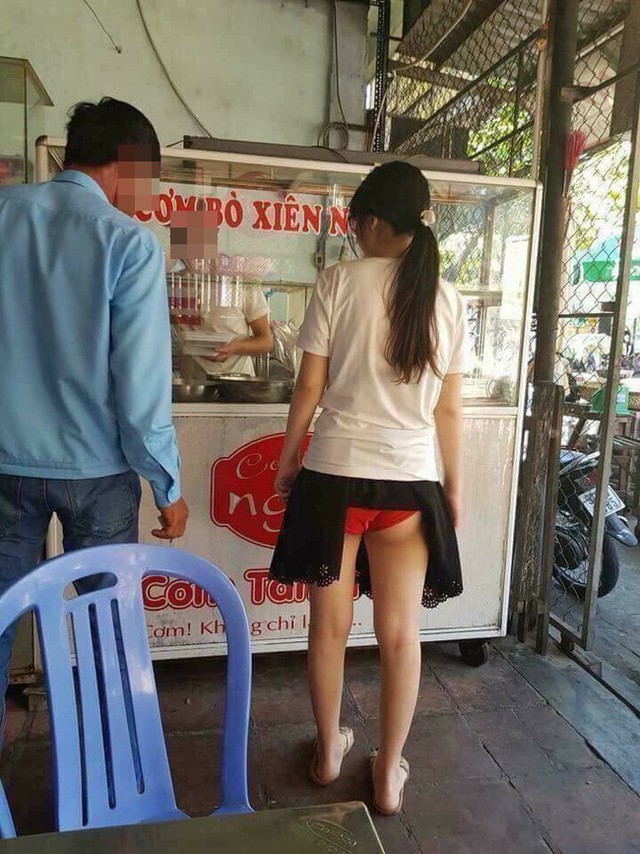 Mặc chiếc váy ngắn một cách cẩu thả, cô gái khiến người khác phải đỏ mặt xấu hổ thay