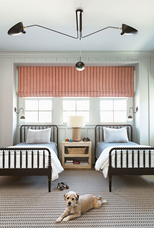 
Phòng ngủ chung sang trọng với 3 cửa sổ phủ bóng san hô và tấm thảm in.
