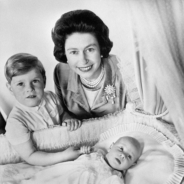 Nữ hoàng bên cạnh hai con trai, Hoàng tử Andrew (4 tuổi) và Hoàng tử Edward mới sinh, tháng 6/1964. Ảnh: PA.