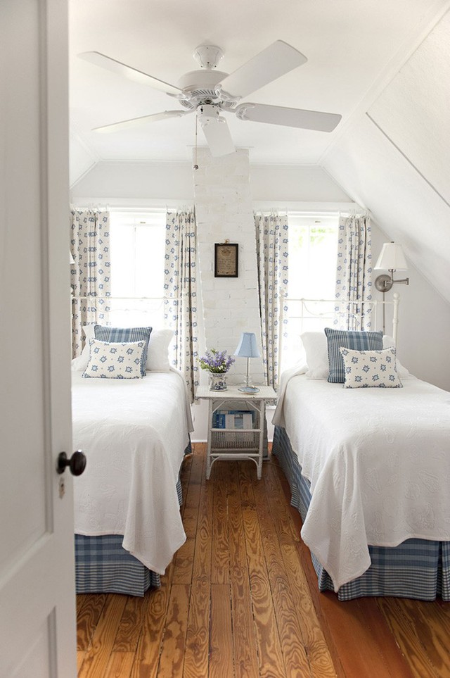 
Phòng ngủ cổ điển sang trọng với hai giường, hai cửa sổ, nhiều hoa văn và sắc màu trung tính đem lại cảm giác nhẹ nhàng.
