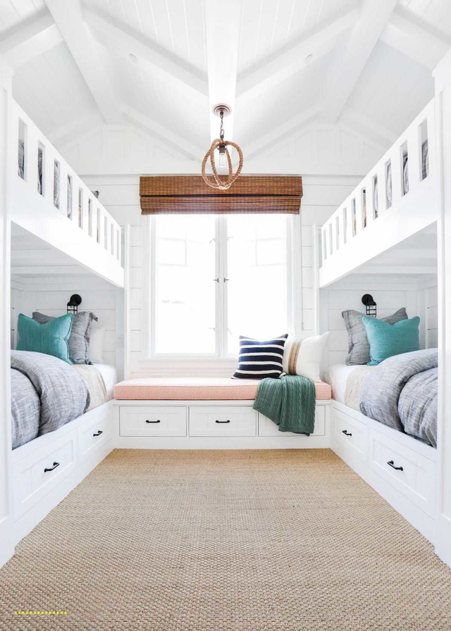 
Phòng ngủ ấm cúng lấy cảm hứng từ bãi biển với hai giường tầng và bệ cửa sổ.
