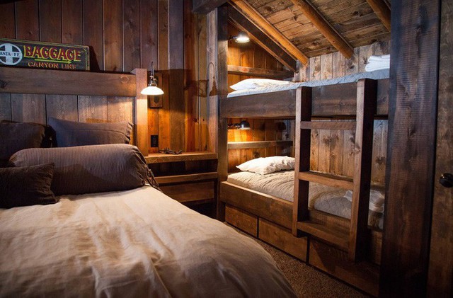
Giường tầng đa năng như trong nhà nghỉ mộc mạc này được thiết kế bởi Reitz Builders. Phòng ngủ nhỏ này đủ cho bốn người và không gian bên trong khá ấm áp và gần gũi nhờ chất liệu gỗ và ánh sáng xung quanh dễ chịu.
