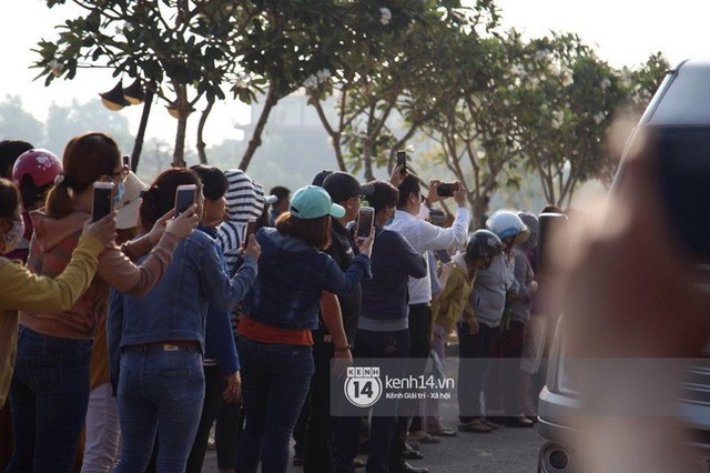 Khi xe đưa linh cữu nghệ sĩ Anh Vũ tới, đông đảo người dân tiếp tục đổ xô ra đường và cầm điện thoại livestream, chụp hình.