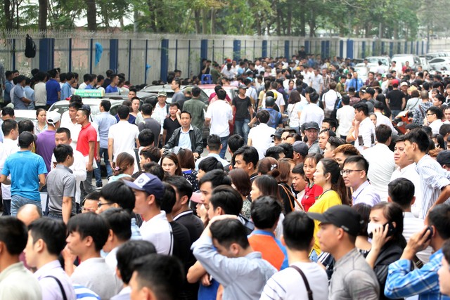 
Nhiều ngày qua, hàng nghìn người có mặt tại Phòng Lãnh sự, Đại sứ quán Hàn Quốc chờ lấy phiếu số làm thủ tục visa. Ảnh: Mộc Trà
