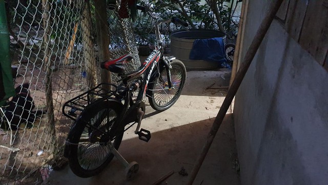 
Chiếc xe đạp Minh mới được mua để chuẩn bị vào lớp 1. Ước mơ trở thành lái xe của cậu bé khôi ngô cũng dang dở...
