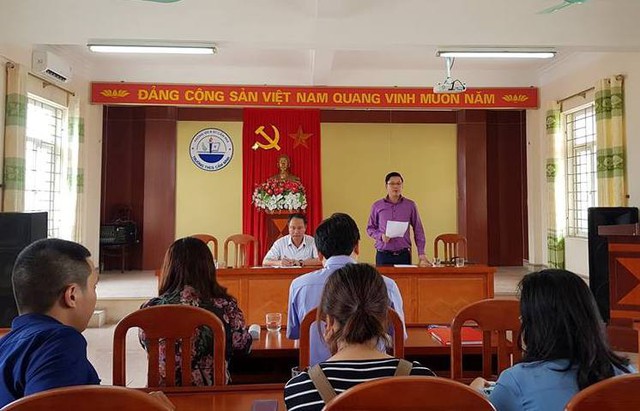 Cuộc họp khẩn giữa UBND TP. Cẩm Phả cùng Sở GD&ĐT tỉnh Quảng Ninh và các ngành liên quan với BGH trường THCS Cẩm Bình. Ảnh: TTXVN